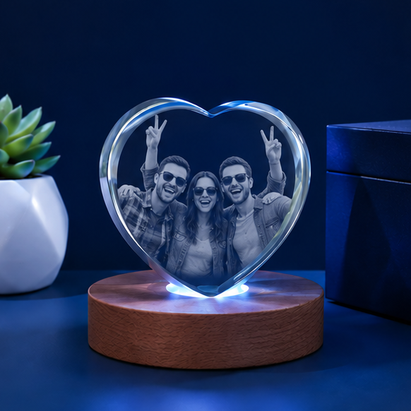 Luminária Coração em Cristal com Base de LED Circular – Edição Amigos