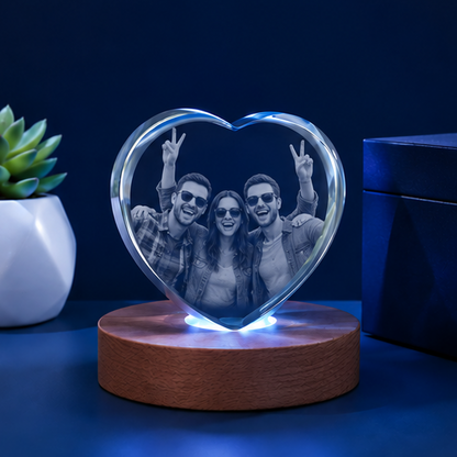 Luminária Coração em Cristal com Base de LED Circular – Edição Amigos