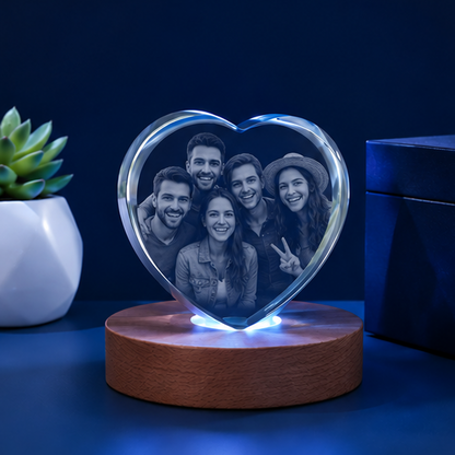 Luminária Coração em Cristal com Base de LED Circular – Edição Amigos